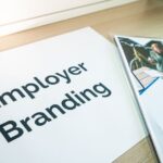 Een team dat samenwerkt aan recruitment marketing strategieën om de juiste kandidaten aan te trekken.