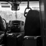Een buschauffeur in Brielle helpt passagiers in de bus, symboliseert de verbinding met het openbaar vervoer.